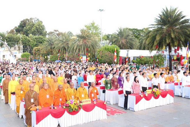 Chư tôn đức và quý đại biểu chào Quốc kỳ, Đạo kỳ