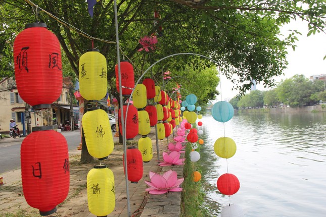 Trang trí trên cung đường rước Phật