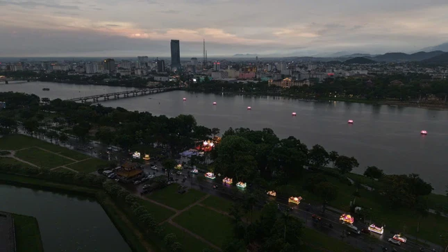 Chương trình diễu hành xe hoa cúng dường Phật đản tại Huế sẽ tiếp tục vào 18 giờ tối ngày 15-4 ÂL tại bờ Nam sông Hương