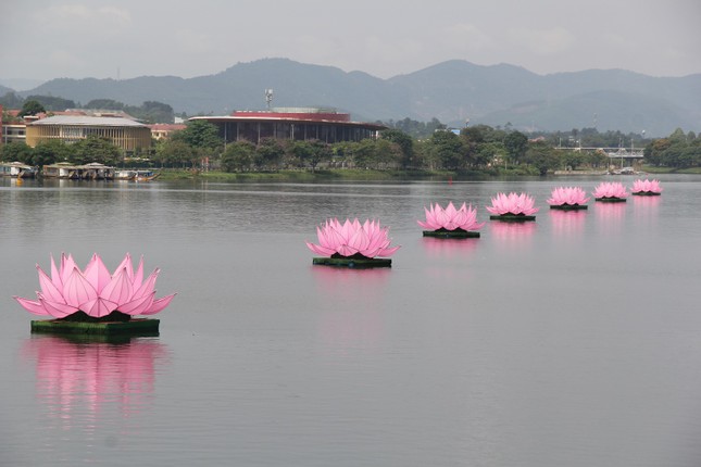 7 đóa sen báo hiệu mùa Phật đản trên dòng Hương thơ mộng