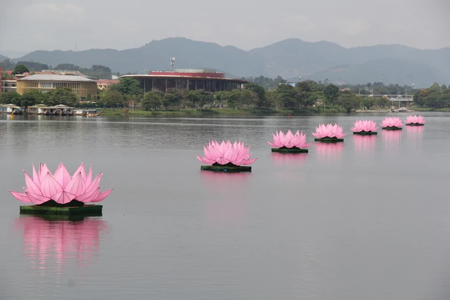 7 đóa sen báo hiệu mùa Phật đản trên dòng Hương thơ mộng