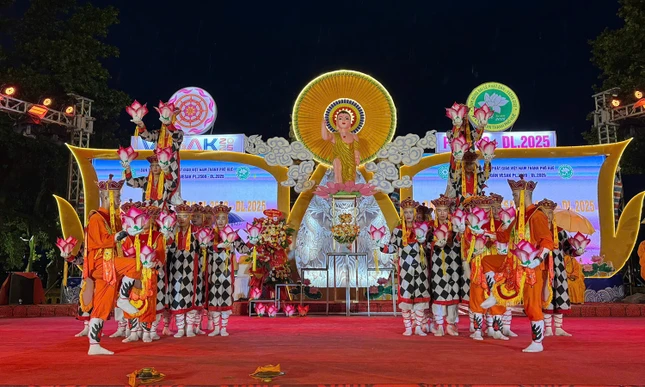 Múa lục cúng hoa đăng cúng dường