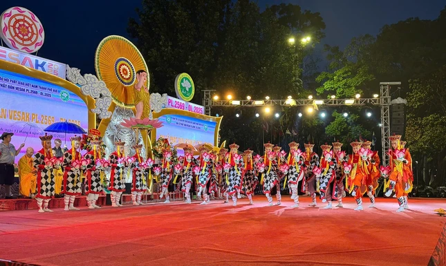 Vũ điệu lục cúng hoa đăng - nét đẹp của Phật giáo cố đô