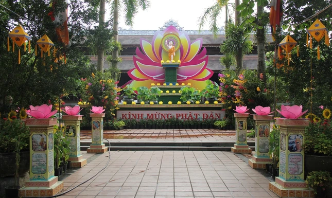 Lễ đài tại Quốc tự Diệu Đế, nơi diễn ra nghi lễ Mộc dục và rước Phật đản sanh