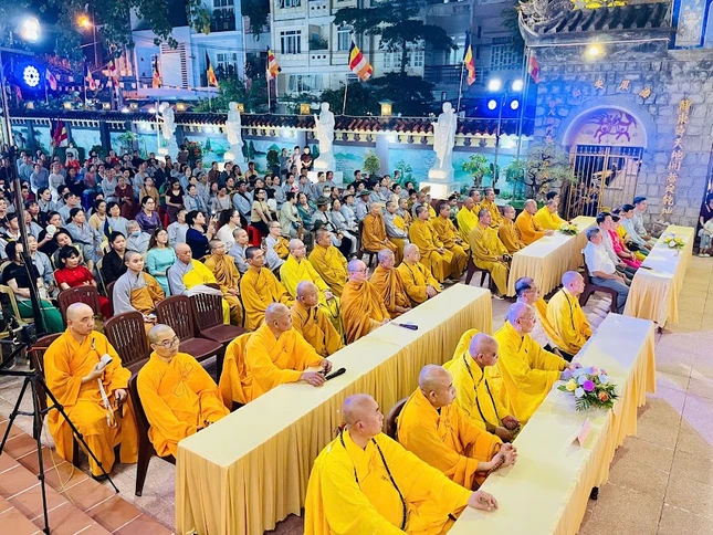 Chư tôn đức, đại biểu, Phật tử tham dự