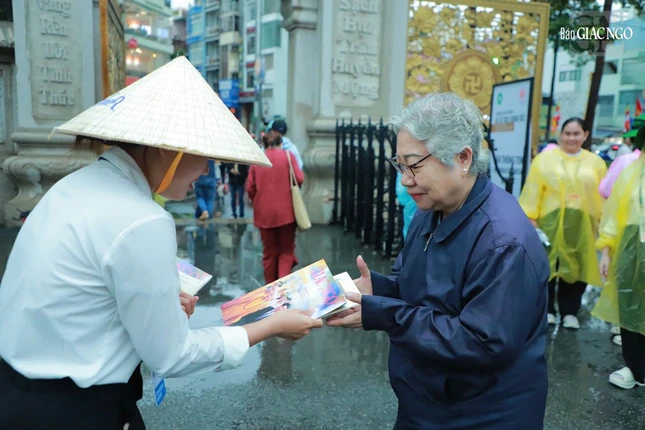 Niềm hoan hỷ của Phật tử khi được trao tặng Báo Giác Ngộ
