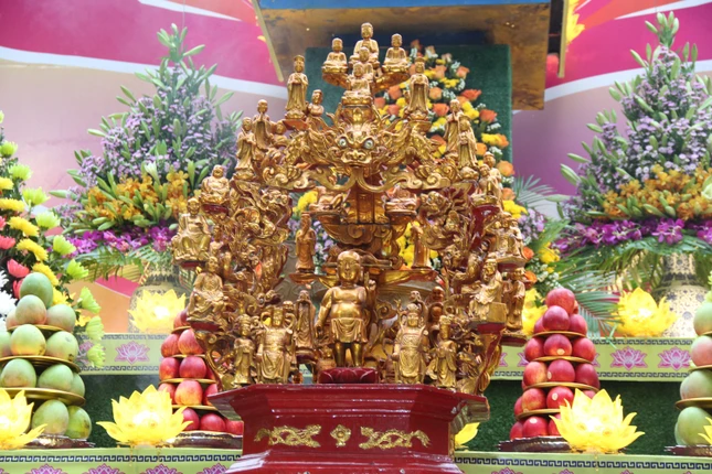 Kim thân Đản sanh của Đức Từ phụ Thích Ca Mâu Ni