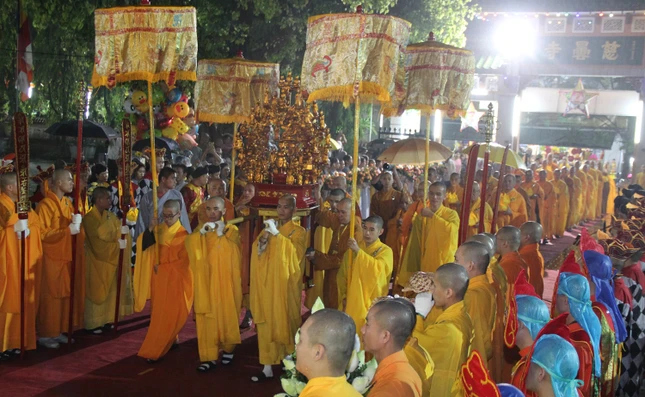 Đoàn rước về tại Tổ đình Từ Đàm