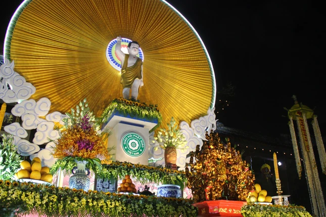 Tôn tượng Đức Phật đản sanh được tôn trí tại lễ đài tổ đình Từ Đàm sau khi rước từ Quốc tự Diệu Đế