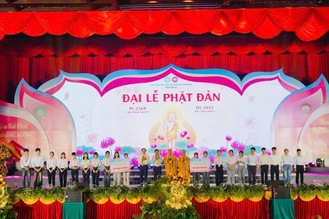 Trao quà đến các em học sinh vượt khó