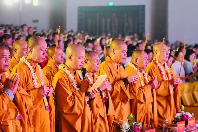 Chư tôn giáo phẩm niêm hương