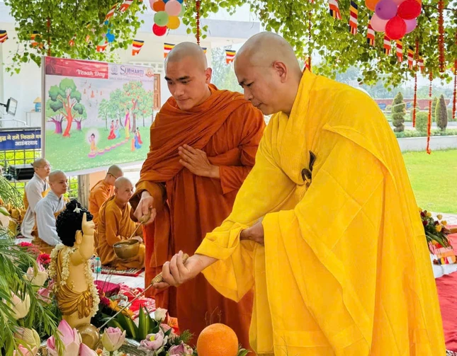 Chư Tăng cử hành nghi thức Tắm Phật