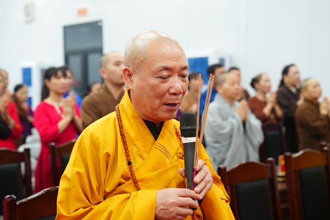 Hòa thượng Thích Bảo Nghiêm niêm hương cầu nguyện