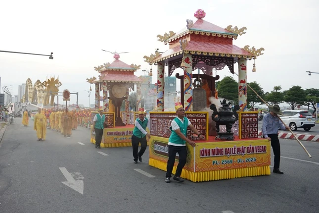 Lễ rước Phật từ tổ đình Phổ Đà về chùa Pháp Lâm