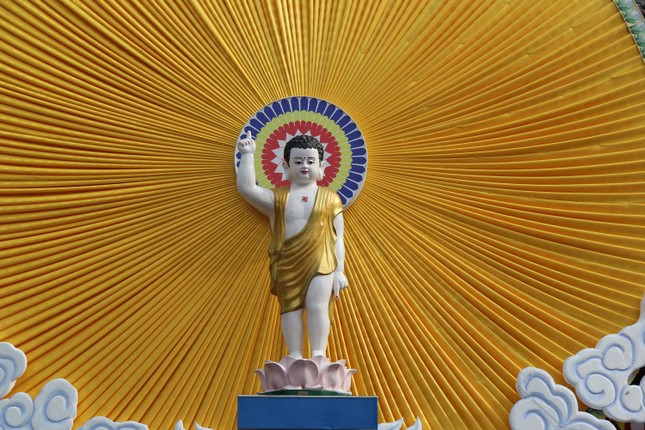 Tôn tượng Đức Phật đản sinh được tôn trí tại lễ đài chính