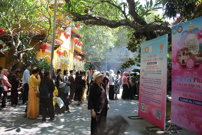 Phật tử theo dõi bảng hướng dẫn chiêm bái xá-lợi Đức Phật tại chùa Quán Sứ