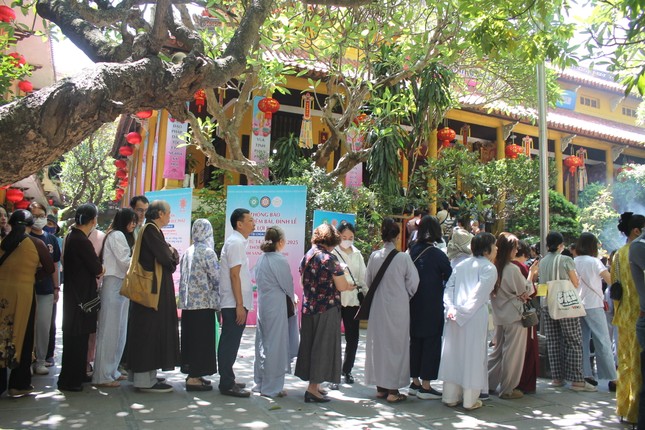 Người dân xếp hàng dài để vào chùa lễ Phật