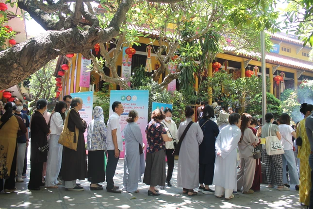 Người dân xếp hàng dài để vào chùa lễ Phật