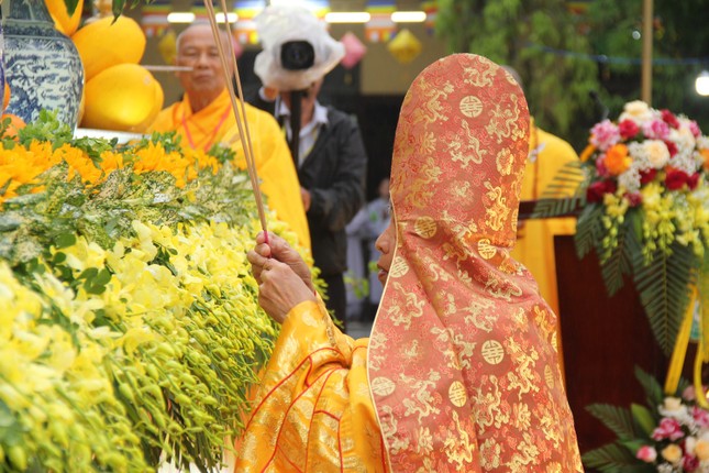 Trưởng lão Hòa thượng Chứng minh niêm hương