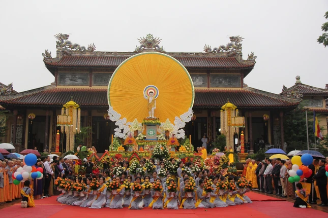 Dâng hoa cúng dường