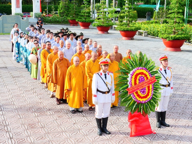 Đặt vòng hoa tưởng niệm các anh hùng, liệt sĩ