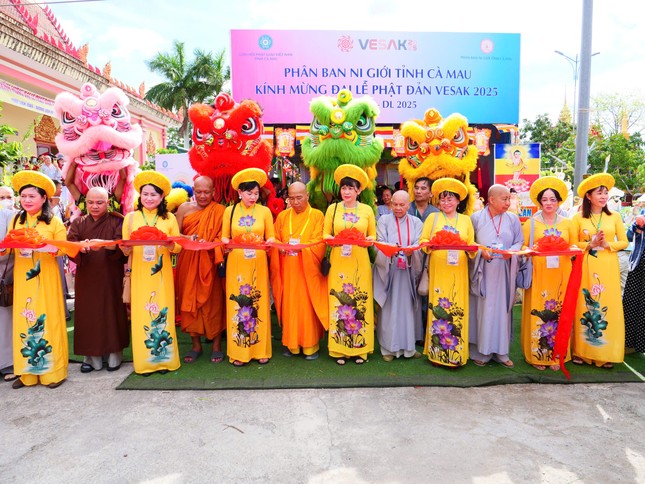 Cắt băng khánh thành chương trình ẩm thực buffet chay