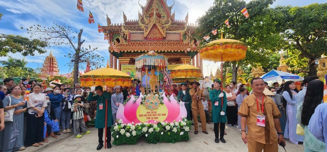 Cung rước kim thân Đức Phật đản sanh từ tổ đình Sắc tứ Quan Âm đến chùa Monivongsa