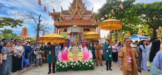 Cung rước kim thân Đức Phật đản sanh từ tổ đình Sắc tứ Quan Âm đến chùa Monivongsa