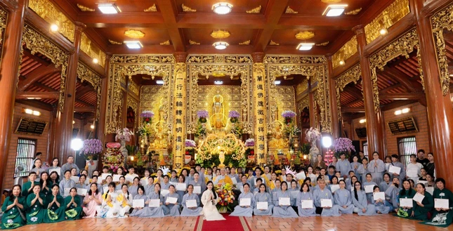 Phật tử quy y Tam bảo tại chùa Thiên Quang