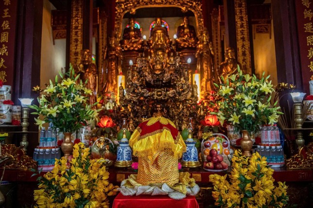 Xá-lợi Phật được tôn trí tại chánh điện của chùa Quán Sứ