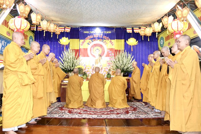 Chư tôn đức niêm hương bạch Phật Chư tôn đức niêm hương bạch Phật