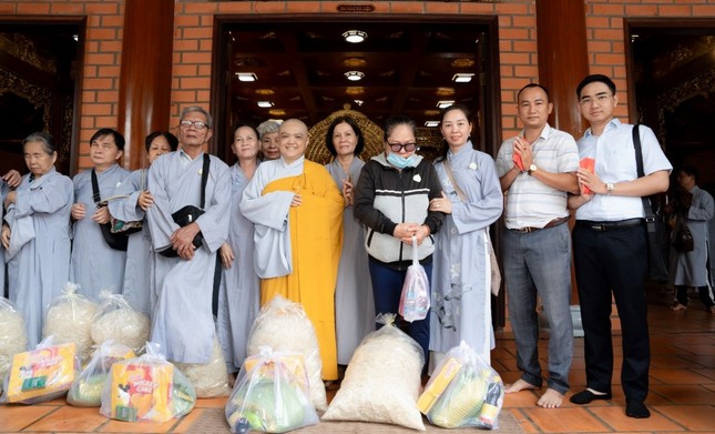 Trao quà đến người khiếm thị Trao quà đến người khiếm thị