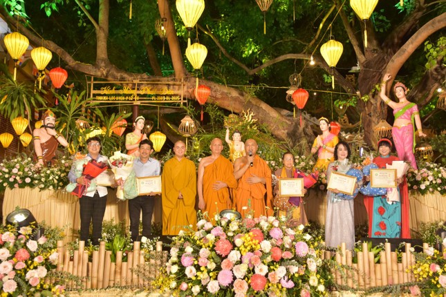 Chư Tăng tịnh xá Lộc Uyển trao Bằng công đức đến các vị trong Ban Tổ chức chương trình văn nghệ Chư Tăng tịnh xá Lộc Uyển trao Bằng công đức đến các vị trong Ban Tổ chức chương trình văn nghệ