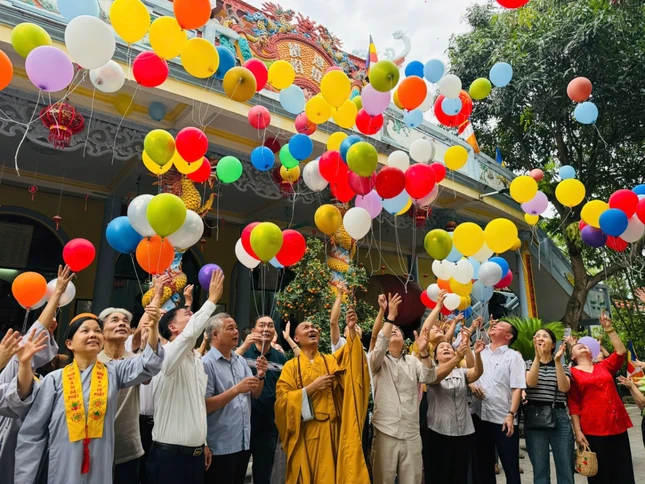 Thả bong bóng cầu nguyện thế giới hòa bình, quốc thái dân an