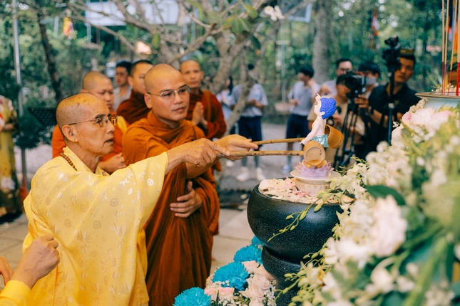 Thực hiện nghi thức Tắm Phật