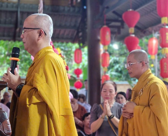 Chư Tăng hướng dẫn đại chúng đảnh lễ Tam bảo, tụng kinh Chư Tăng hướng dẫn đại chúng đảnh lễ Tam bảo, tụng kinh