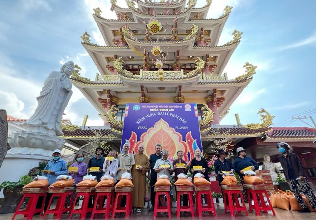 Chùa Quan Âm trao quà đến bà con có hoàn cảnh khó khăn Chùa Quan Âm trao quà đến bà con có hoàn cảnh khó khăn