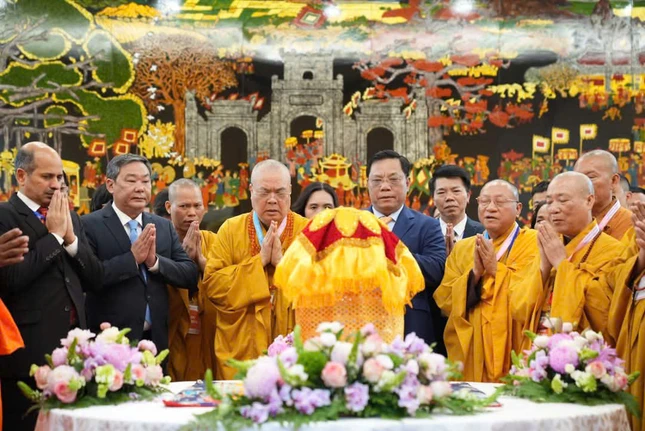 Thành kính cung đón xá-lợi Đức Phật tại sân bay Nội Bài