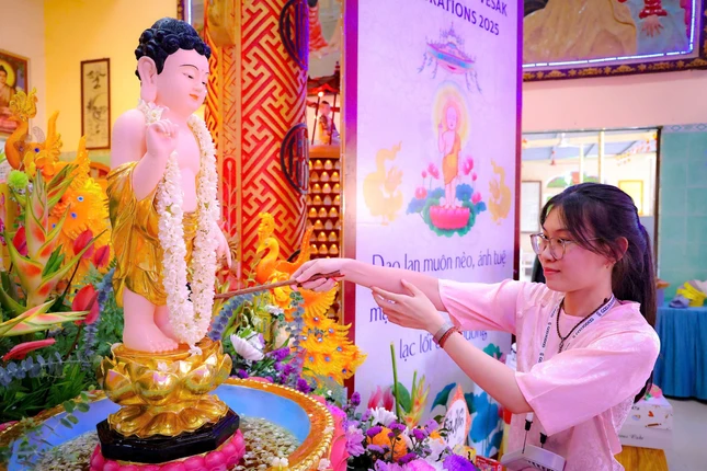 Phật tử trang nghiêm Tắm Phật Phật tử trang nghiêm Tắm Phật