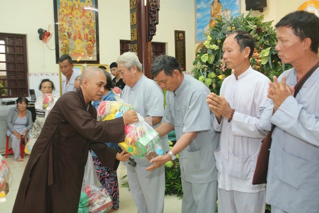 Tặng quà đến bà con khó khăn Tặng quà đến bà con khó khăn