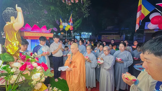 Thắp hoa đăng cầu nguyện Thắp hoa đăng cầu nguyện