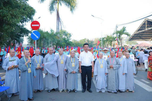 Ni sư Thích nữ Huệ Dâng hướng dẫn lộ trình diễu hành đến 300 bạn sinh viên