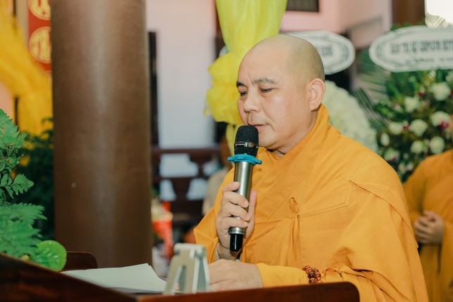 Thượng tọa Thích Đồng Thành đọc điếu văn tưởng niệm