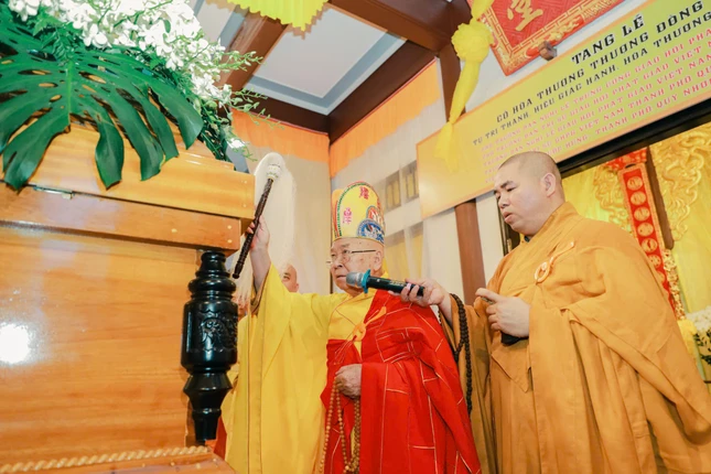 Trưởng lão Hòa thượng Thích Liễu Giải cử hành nghi thức phất trần