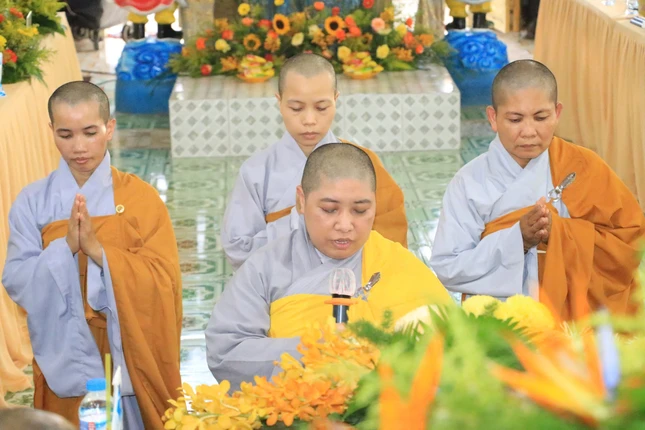 Ni sư Thích nữ Như Thuận dâng lời phát nguyện Ni sư Thích nữ Như Thuận dâng lời phát nguyện