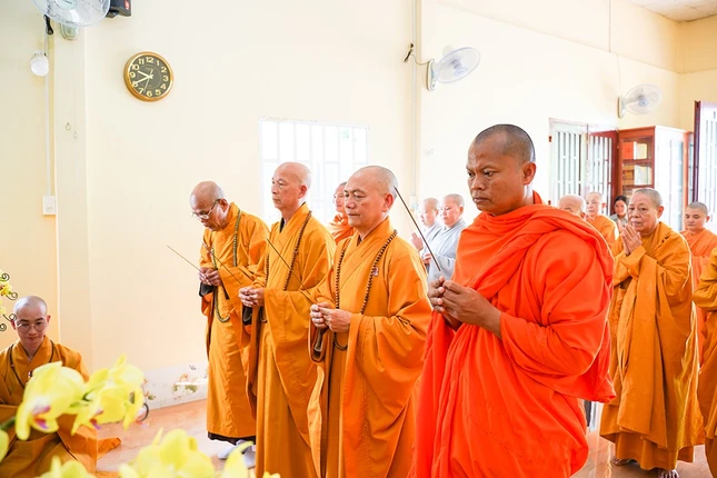Chư tôn đức niêm hương, cử hành nghi thức sái tịnh an vị Phật
