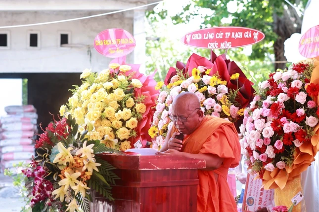 Thượng tọa Danh Cường, Ủy viên Thường vụ Tỉnh hội, Chủ tịch Liên huyện hội Kiên Lương - Hà Tiên - Giang Thành báo cáo Thượng tọa Danh Cường, Ủy viên Thường vụ Tỉnh hội, Chủ tịch Liên huyện hội Kiên Lương - Hà Tiên - Giang Thành báo cáo