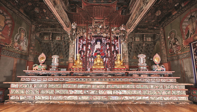 Đây là chính điện của chùa, mang những yếu tố tiêu biểu cho kiến trúc dưới thời Joseon. Ngôi điện này cũng được công nhận là Bảo vật quốc gia của Hàn Quốc