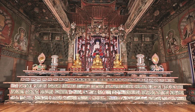 Đây là chính điện của chùa, mang những yếu tố tiêu biểu cho kiến trúc dưới thời Joseon. Ngôi điện này cũng được công nhận là Bảo vật quốc gia của Hàn Quốc