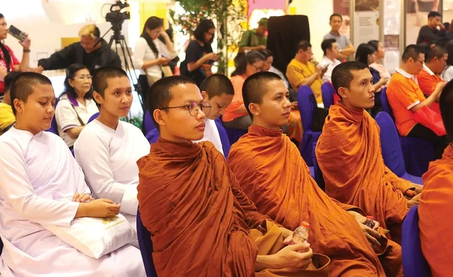 Đông đảo chư Tăng tham dự Đông đảo chư Tăng tham dự